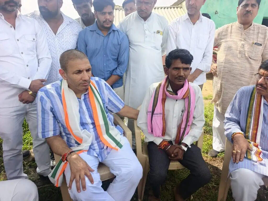 सागर जहरीली शराब त्रासदी: प्रभावित गांवों में पहुंचे जीतू पटवारी, कहा- मौतों के सही आंकड़े सामने लाए सरकार