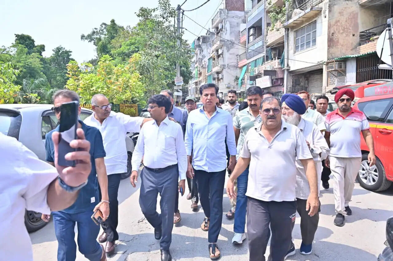 मालवीय नगर अग्निकांड स्थल पहुंचे प्रदेश कांग्रेस अध्यक्ष ने कहा- ठोस कदम उठाने की जरूरत