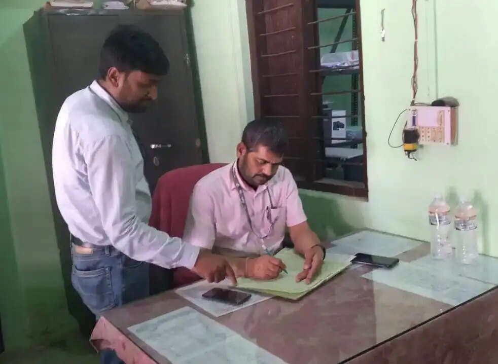 निर्मली में स्कूल निरीक्षण के दौरान भड़के डीईओ, छात्रों की अनुपस्थिति पर जताई नाराजगी