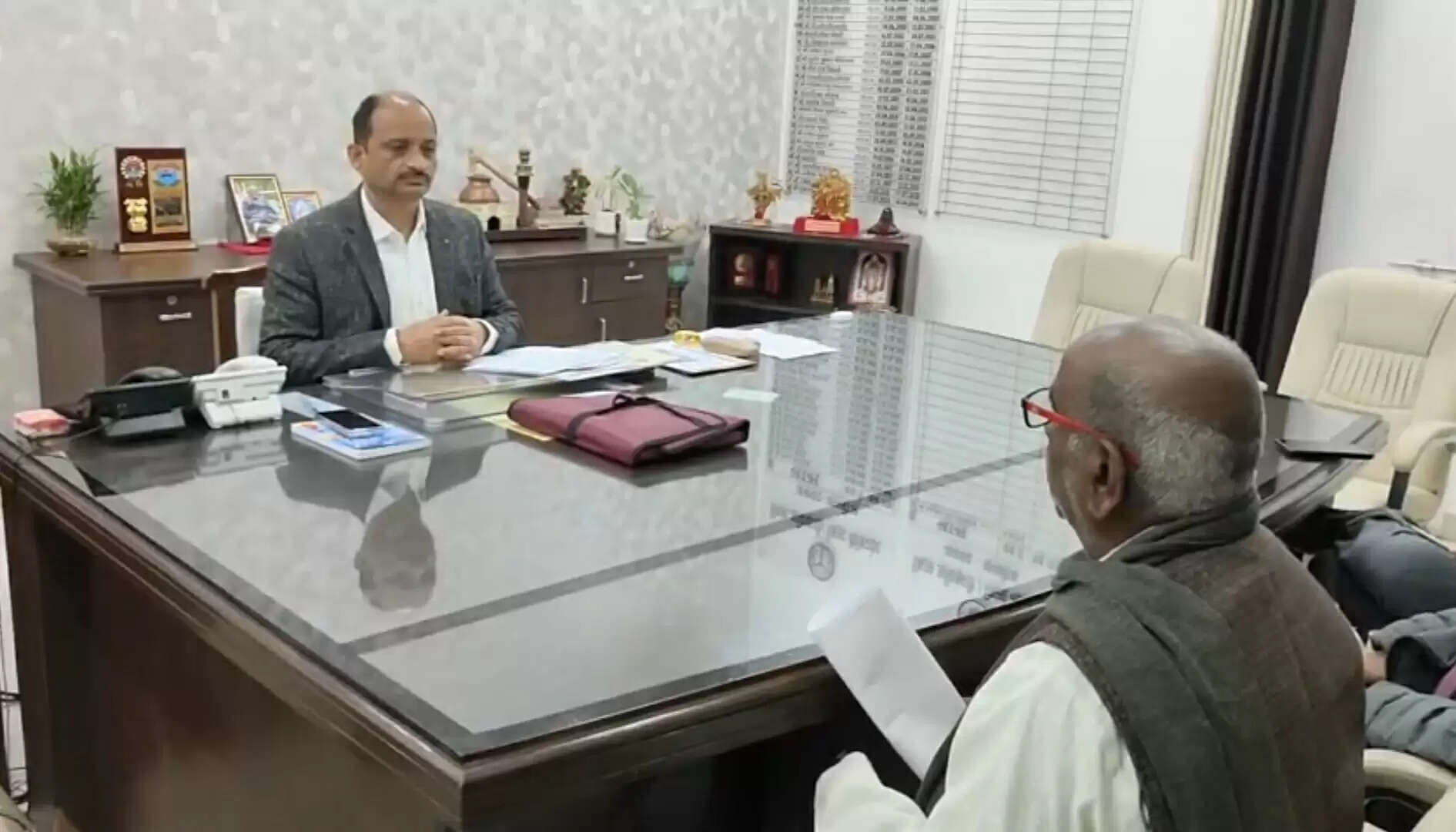 कन्नाैज&nbsp;में&nbsp;प्रॉपर्टी के&nbsp;लिए&nbsp;बेटा&nbsp;बना जान का&nbsp;दुश्मन-माता-पिता&nbsp;ने&nbsp;डीएम से लगाई इच्छा मृत्यु की गुहार