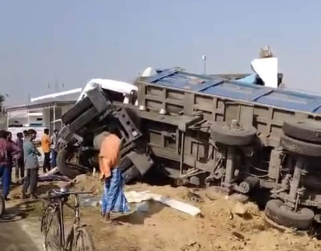 अंबिकापुर : बेलगाम ट्रक दुकान-घर में घुसा, लाखों का नुकसान, चालक घंटों फंसा रहा