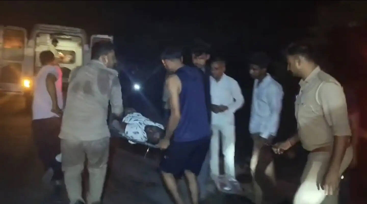 दो बाइकों पर पलटा प्याज लदा ट्रक, तीन की मौत