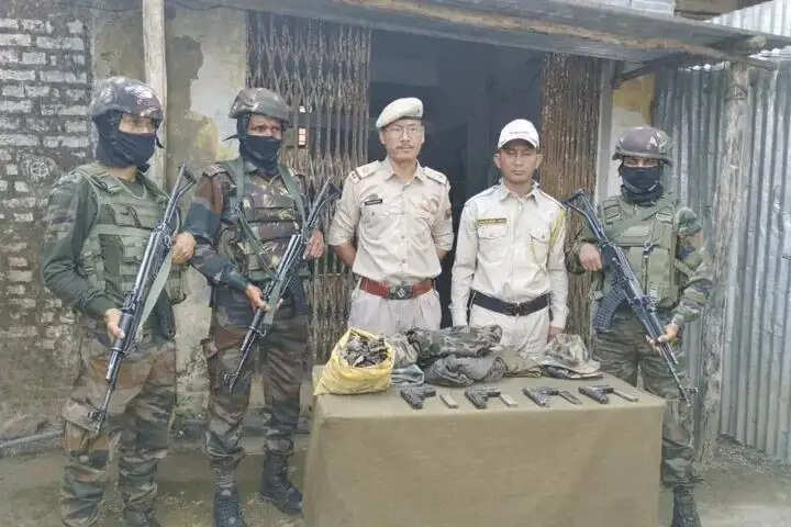 मणिपुर में हथियार एवं 12 आईईडी बरामद