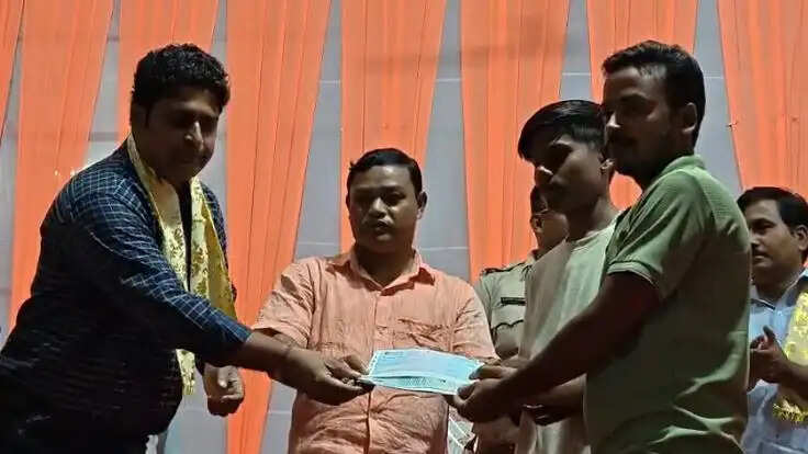 मंत्री आनंदमय बर्मन ने&nbsp;40 पूजा कमेटियों को&nbsp;सौंपे चेक
