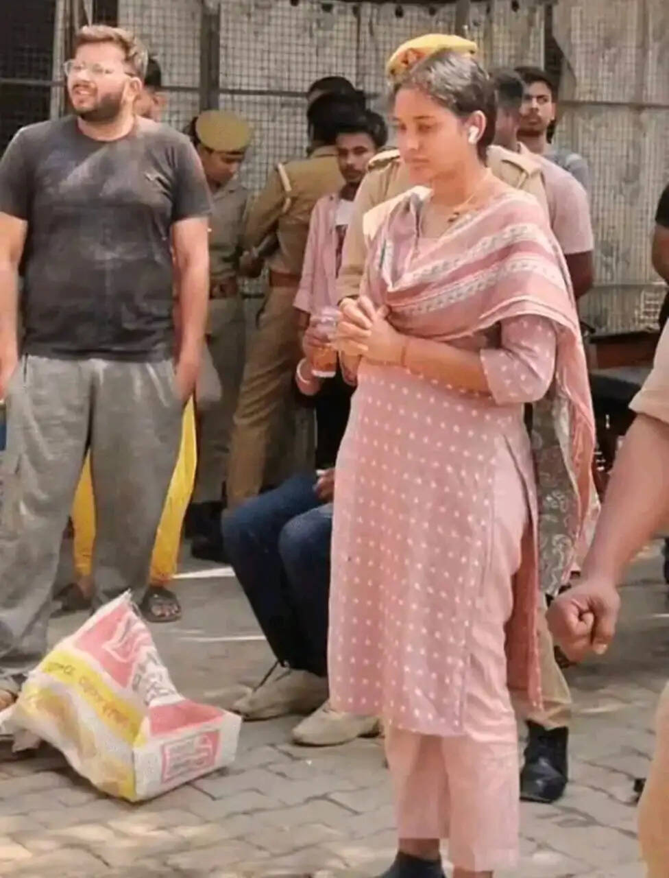 सीतापुर में दिखी 'आस्था और कर्तव्य' की मिसाल, एसडीएम हाथ जोड़े खड़ी रहीं, बुलडोजर चालक मंदिर शिफ्ट करने से किया इनकार