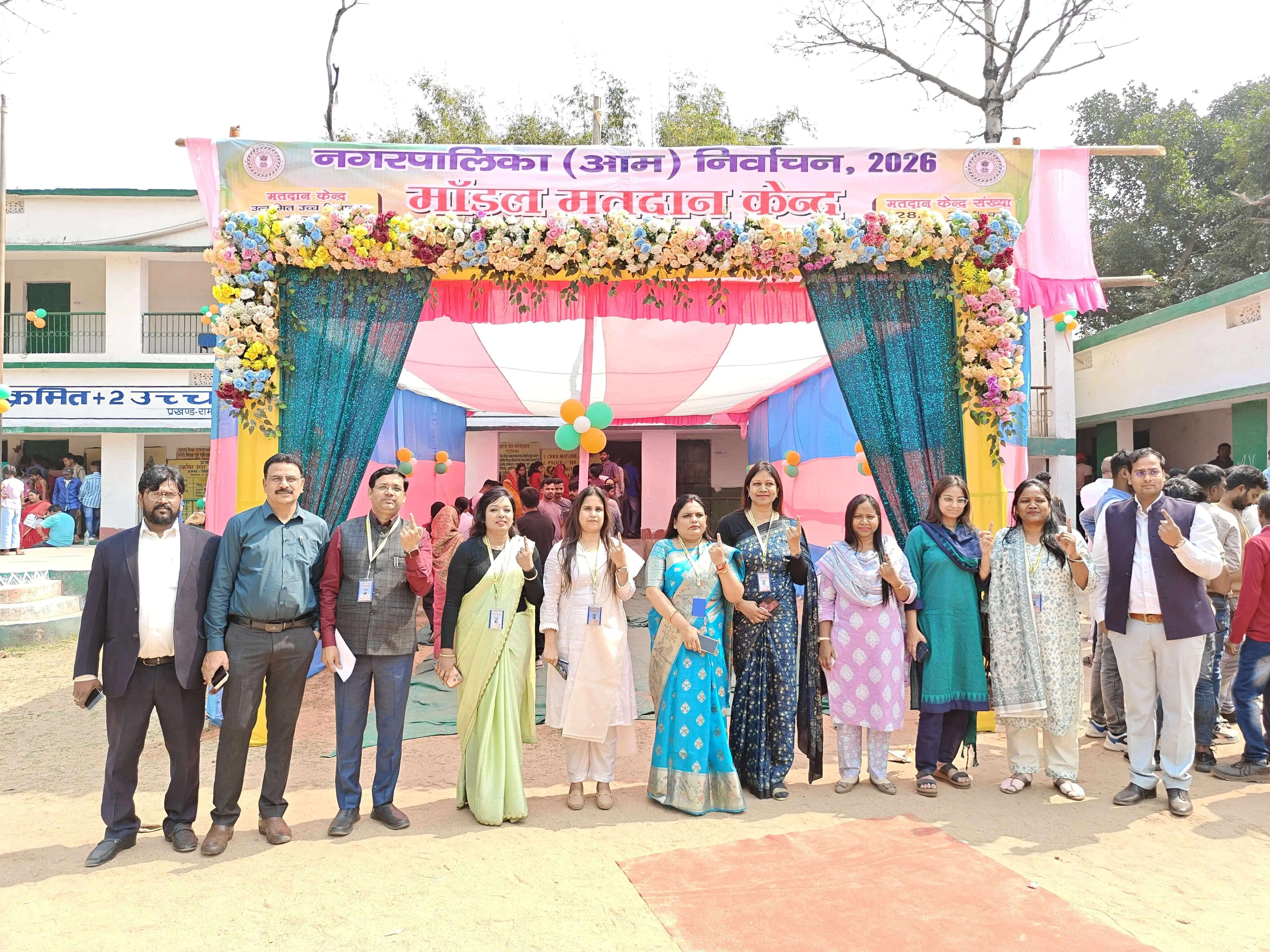 रामगढ़ में एसपी अजय कुमार सहित अन्य अधिकारियों ने किया मतदान