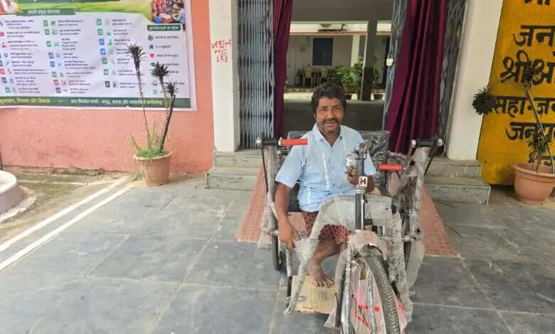 मुख्यमंत्री विष्णुदेव साय की संवेदनशील पहल से दिव्यांग गणेश राम यादव 24 घंटे में मिली ट्राइसाइकिल