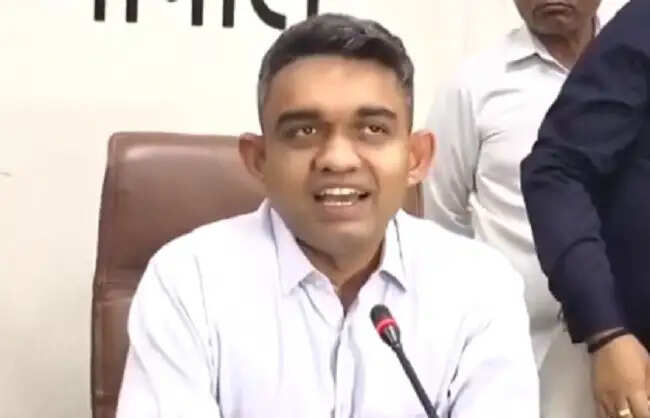 एक माह में करें राजस्व प्रकरणों का निराकरण, अवैध कॉलोनियों पर हो सख्त कार्रवाई : कलेक्टर मिश्रा