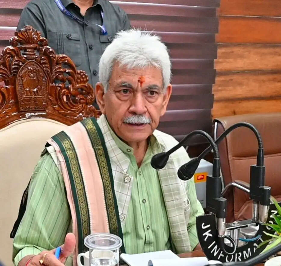 उपराज्यपाल ने जम्मू कश्मीर के कई जिलों में आई बारिस, बाढ़ और भूस्खलन की समीक्षा की