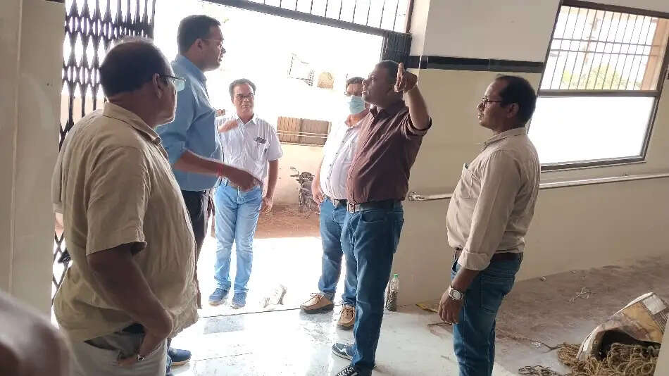 सीएमएचओ ने किया जिला अस्पताल का निरीक्षण, आपातकालीन सेवा शिफ्ट करने की प्रक्रिया शुरू