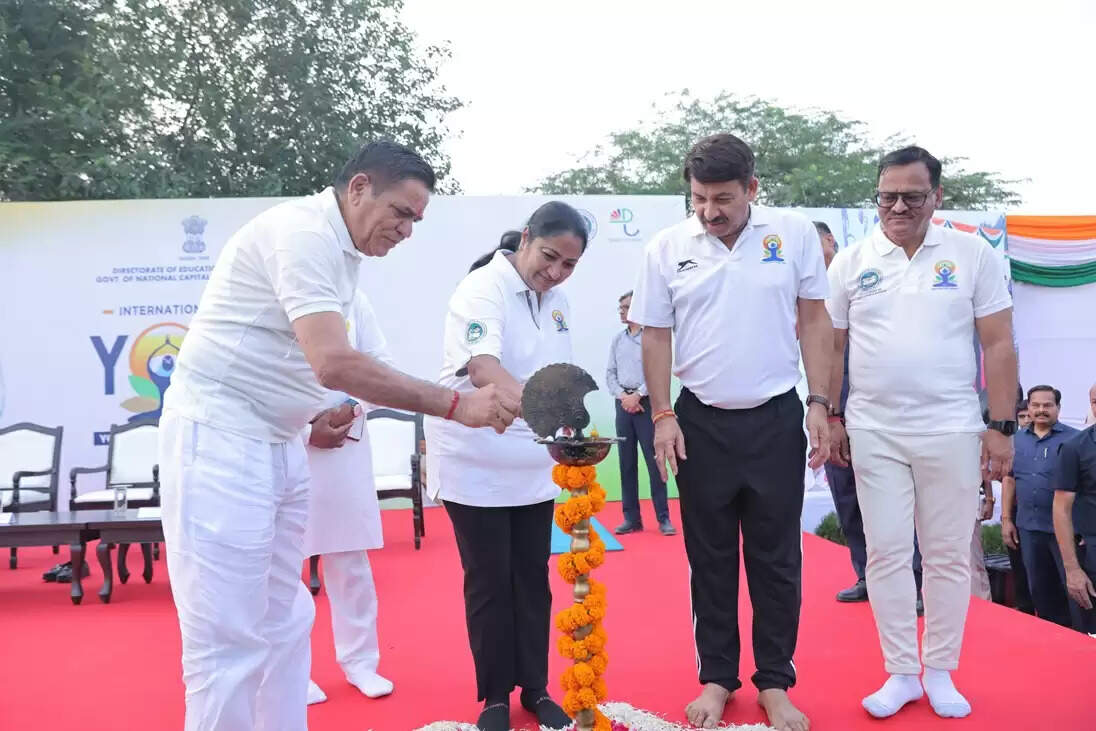 दिल्ली की मुख्यमंत्री रेखा गुप्ता ने यमुना नदी के तट पर किया योग, सफाई का संकल्प दोहराया