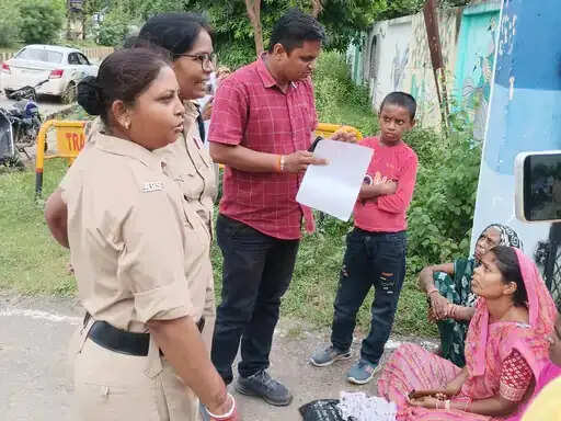 अनूपपुर: पीएम आवास में अपात्रों को लाभ, नाराज महिलाओं ने कलेक्टरेट परिसर के प्रवेश द्वार दिया धरना