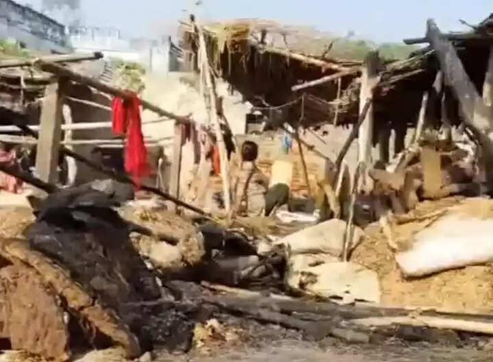 झोपड़ी नुमा घर में लगी आग से गृहस्थी जलकर खाक, आग लगाए जाने का आरोप