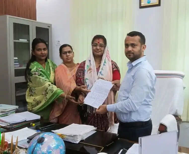 बस स्टैंड में यात्री सुविधा को लेकर एसडीएम को ज्ञापन