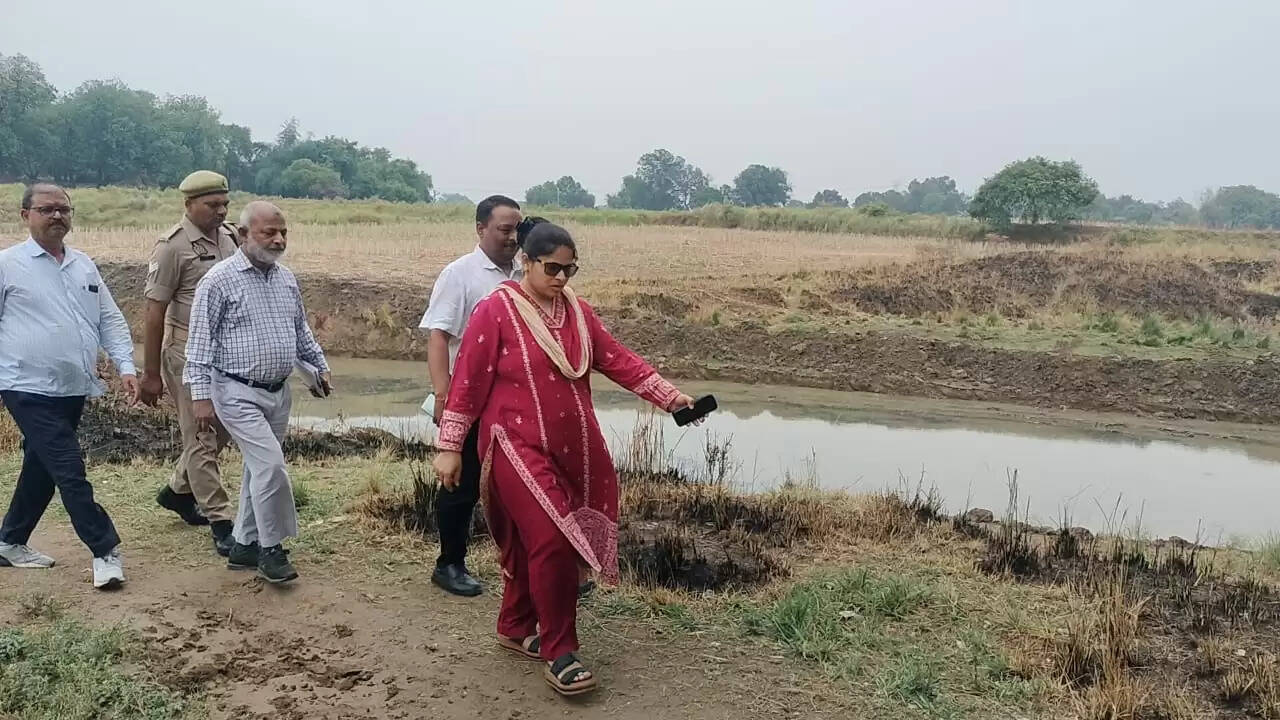 खजुरी नदी सफाई कार्य की प्रगति का जिलाधिकारी ने किया निरीक्षण