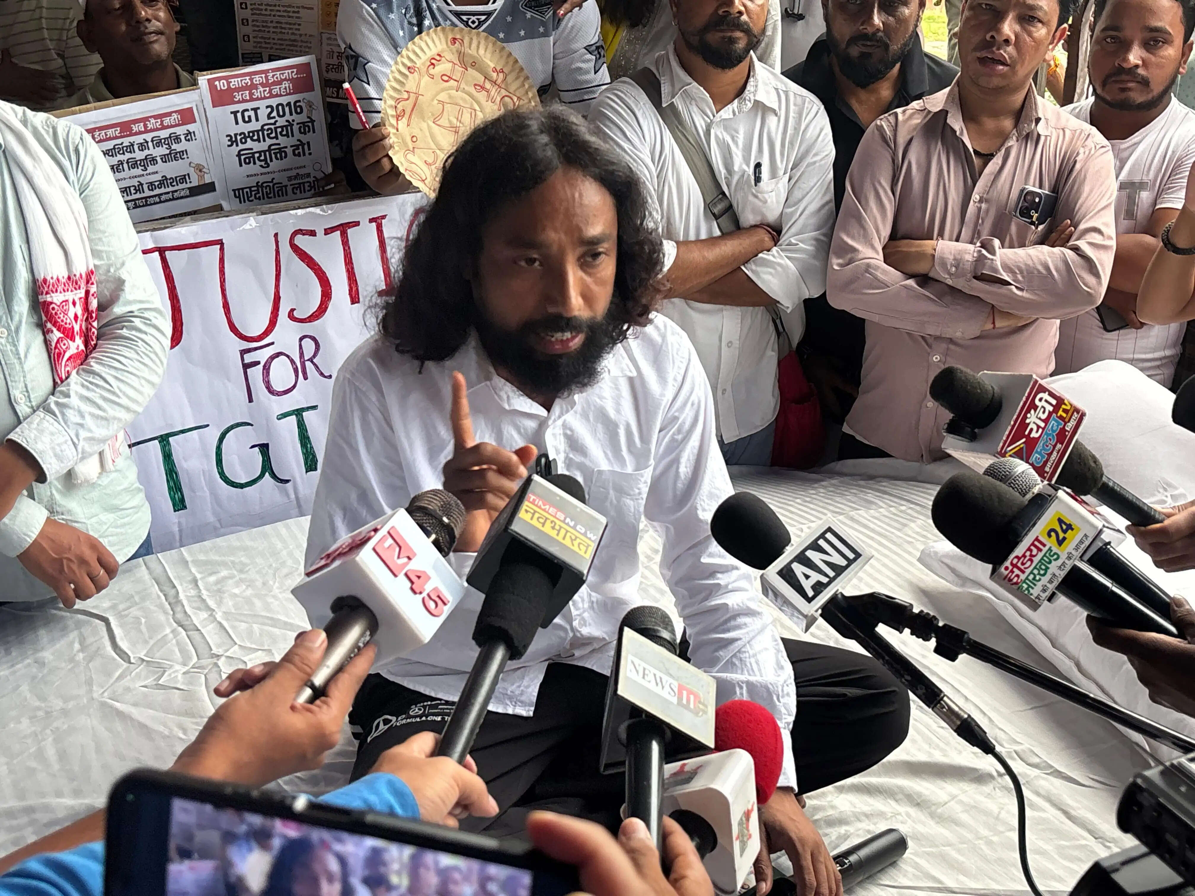 जेपीएससी परीक्षा विवाद पर छात्रों का सत्याग्रह नौवें दिन भी जारी, देवेंद्र नाथ महतो भूख हड़ताल पर बैठे