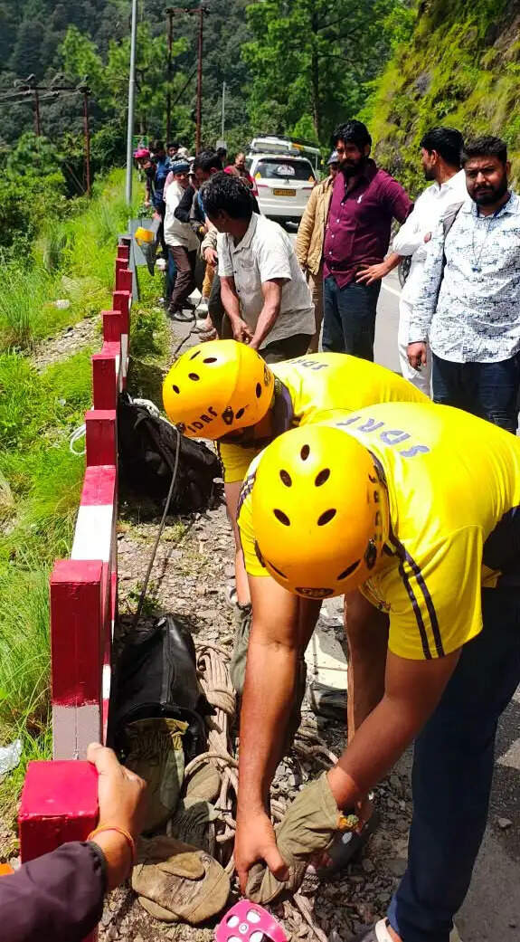 100 मीटर गहरी खाई में मिला चार दिन से लापता नेपाली नागरिक का शव