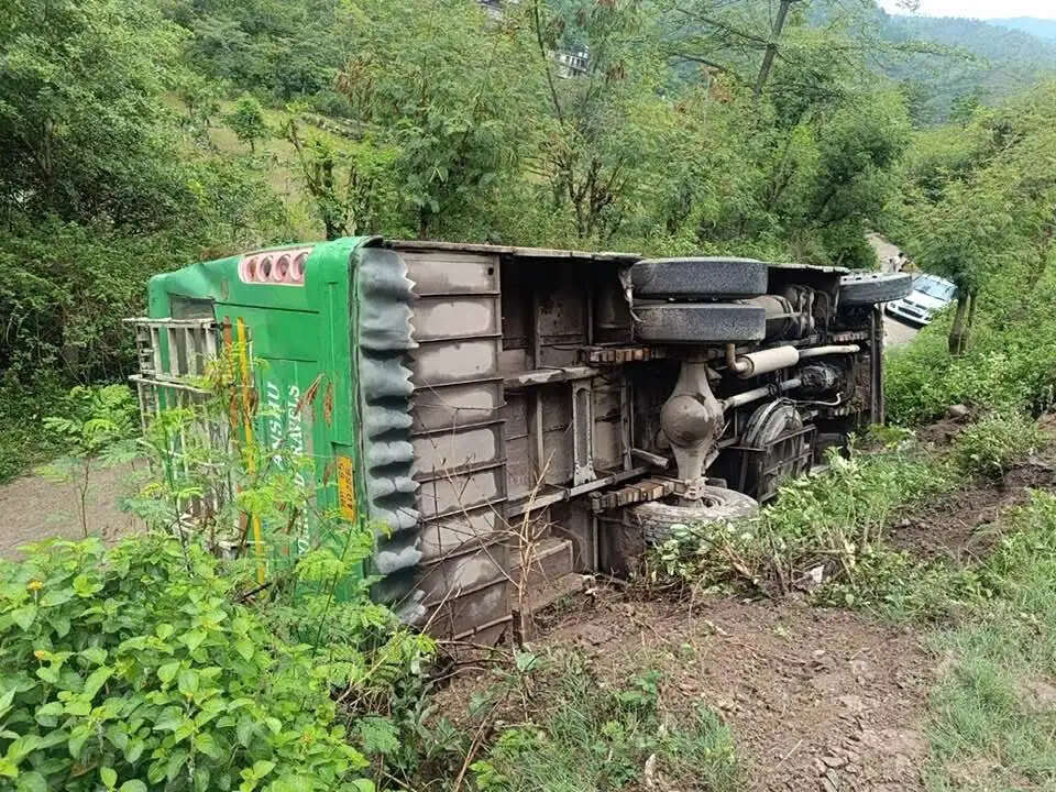 मंडी के भवाना में निजी बस बेकाबू होकर पलटी, 15 घायल