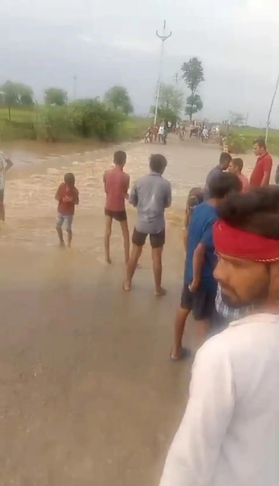 पन्ना :&nbsp;रपटा डूबने से कई गांवों का संपर्क टूटा, बच्ची की मौत के बाद भी नहीं जागा प्रशासन
