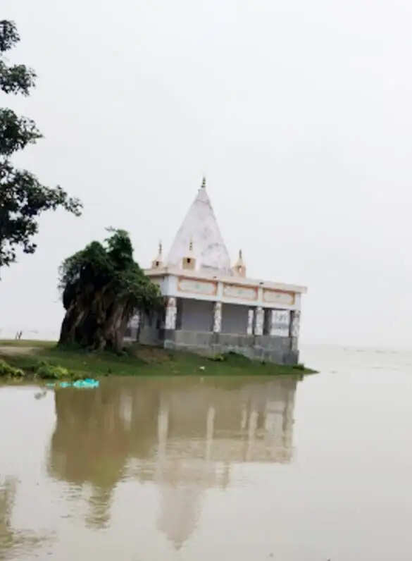 उफनती गंगा ने निगल लिया 150 साल पुराना शिव मंदिर, मालदा में कटाव से मचा हड़कंप