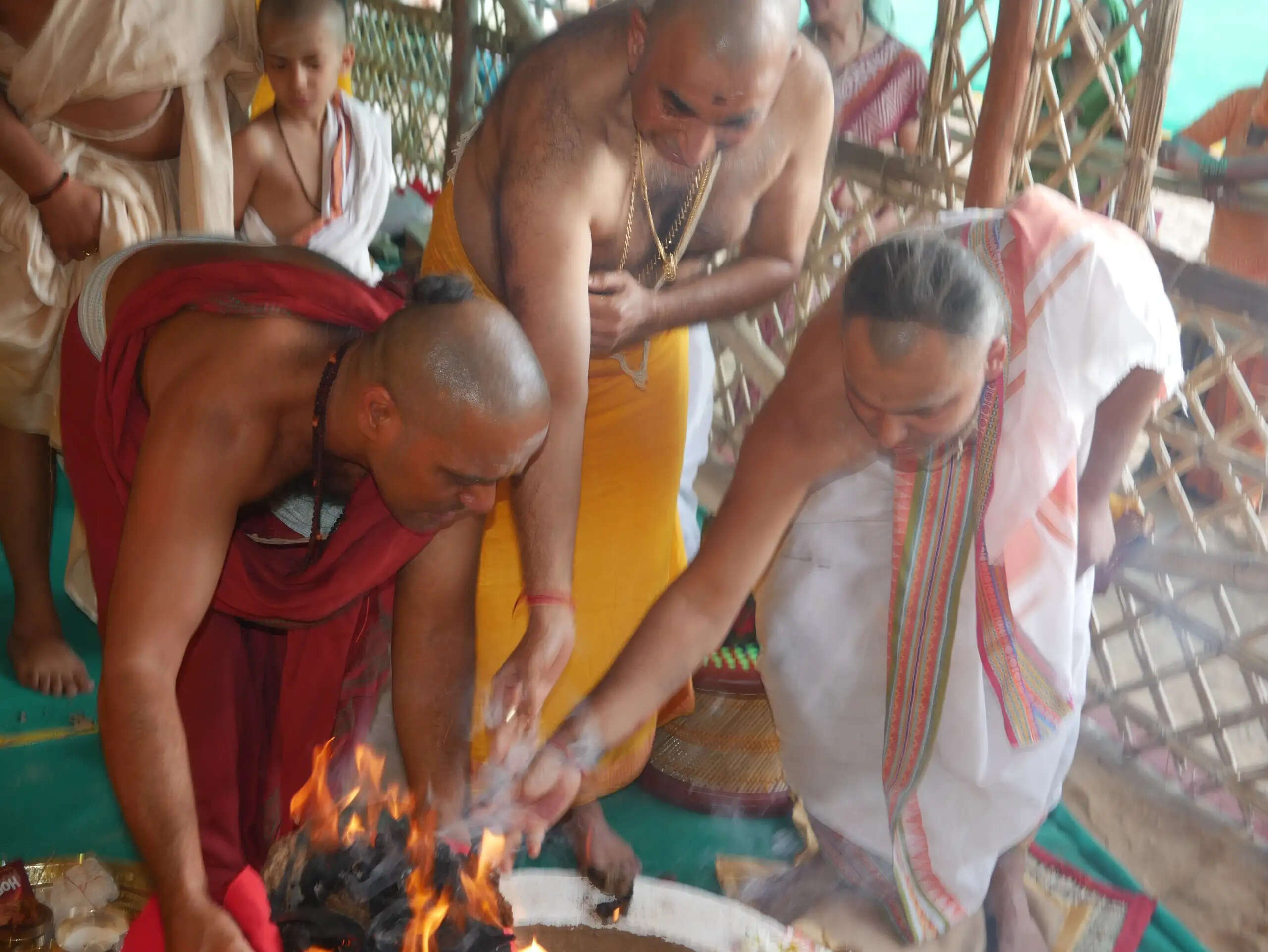 अरणी मंथन से शत गायत्री पुरश्चरण महायज्ञ में प्रज्वलित हुई अग्नि