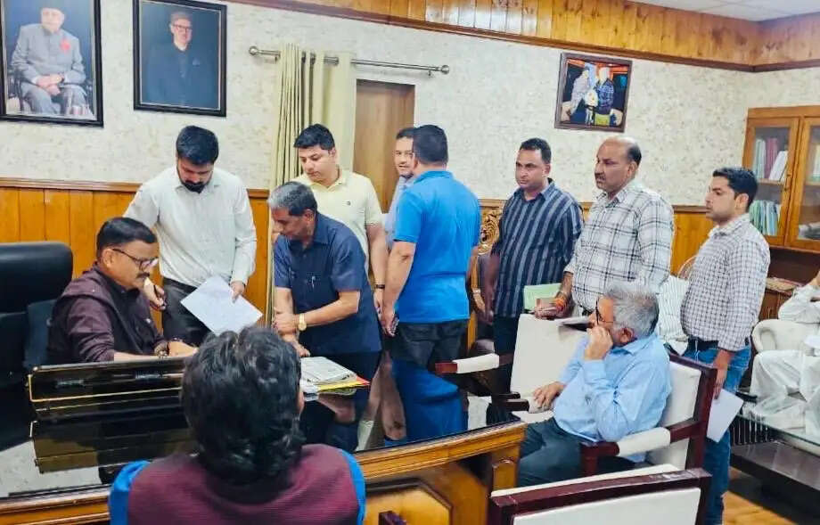 विकास मुद्दों पर जनता से मिले मंत्री जावेद राणा, समयबद्ध कार्रवाई का भरोसा