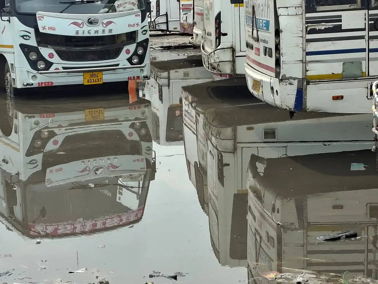 हल्की सी बारीश से नरक में तब्दील हुआ बस स्टैंड