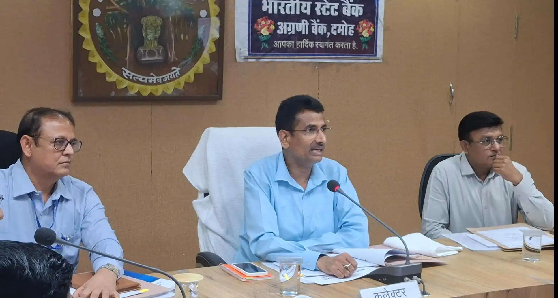 दमोह: कलेक्टर ने बैंकर्स को दिए सख्त निर्देश, सीएम हेल्पलाइन की अनदेखी पर नोटिस जारी