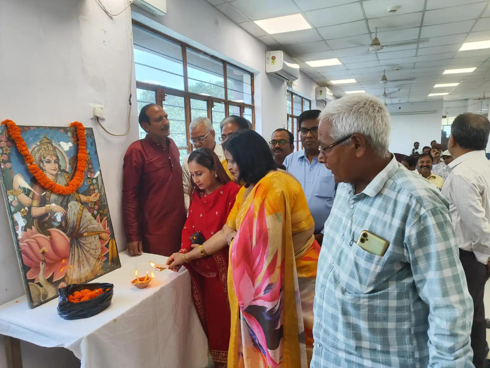 कवि सम्मेलन व मुशायरे में बही संवेदना और व्यंग्य की धारा, बजती रही तालियां