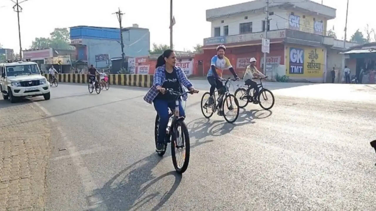 एमसीबी : फिटनेस और पर्यावरण चेतना का संदेश लेकर आया विश्व साइकिल दिवस, मनेंद्रगढ़ में उमड़ा जनसैलाब