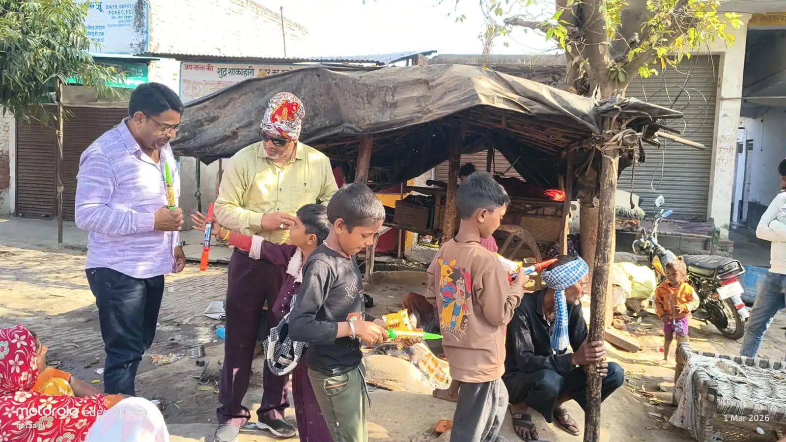 जरूरतमंद बच्चों को रंग-पिचकारी देकर बांटी होली की खुशियां
