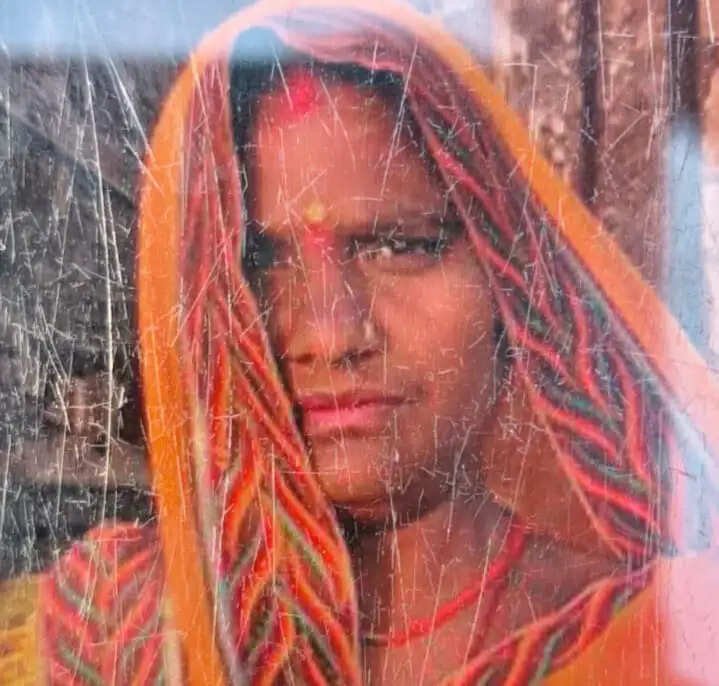 बीमार बेटे की हालत से परेशान मां ने फांसी लगाकर दी जान