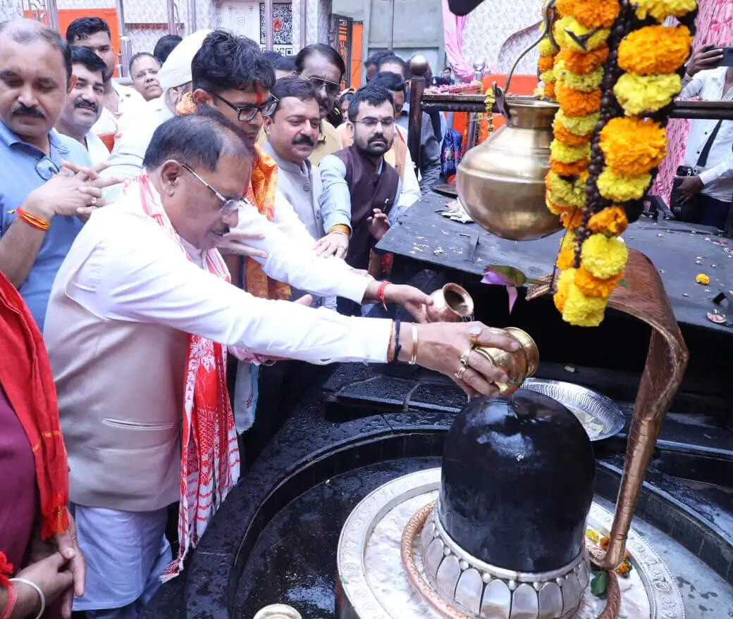 गुरु पूर्णिमा पर कोसमनारा पहुंचे मुख्यमंत्री विष्णुदेव साय, सत्यनारायण बाबा धाम में की पूजा-अर्चना