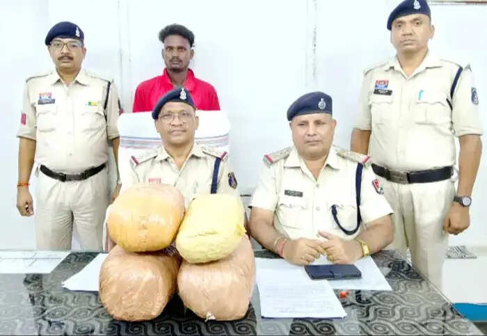 रायगढ़ : रेलवे स्टेशन पर आठ किलो से अधिक गांजा के साथ अंतर्राज्यीय तस्कर गिरफ्तार