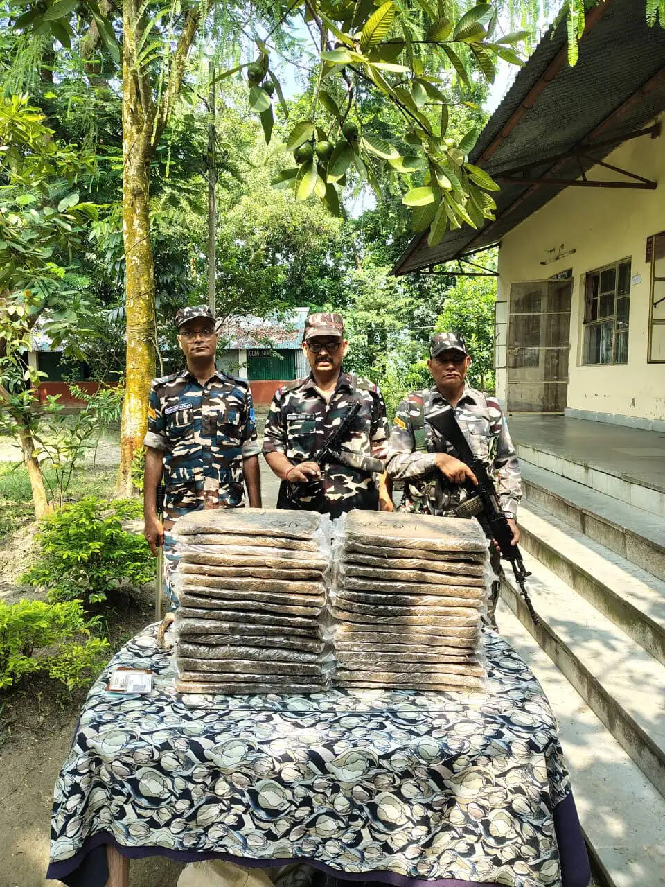भारत-नेपाल सीमा पर एसएसबी ने 31.4 किलो गांजा,&nbsp; नेपाली पासपोर्ट व हिरण का सींग बरामद किया