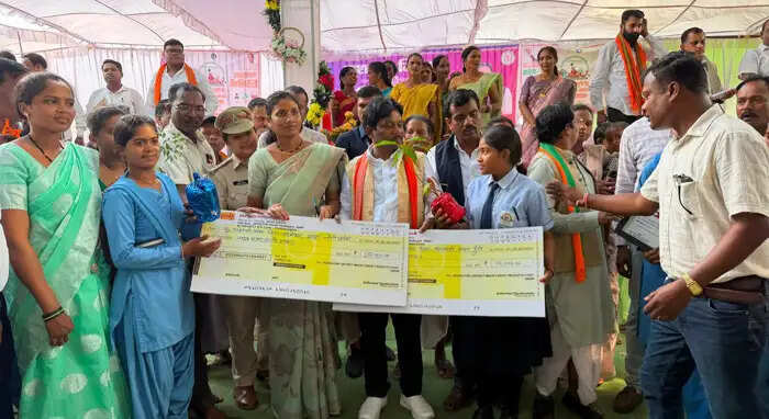 जगदलपुर : तेंदूपत्ता संग्राहक परिवारों की प्रतिभाशाली दाे छात्राओं काे मिली 15-15 हजार की प्रोत्साहन राशि