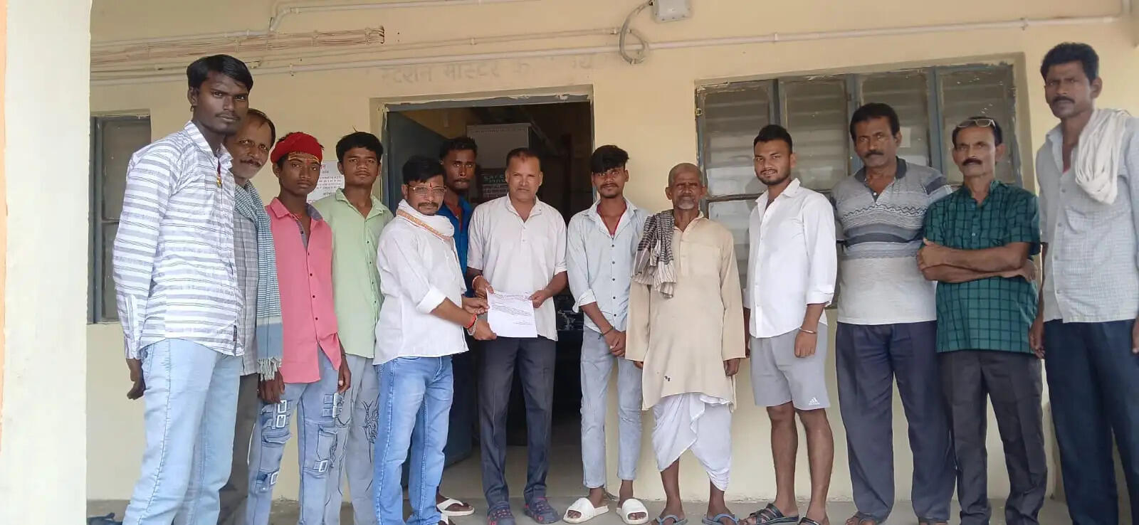 गढ़ बरूआरी स्टेशन पर ट्रेन के ठहराव की मांग, युवा कांग्रेस ने सौंपा ज्ञापन