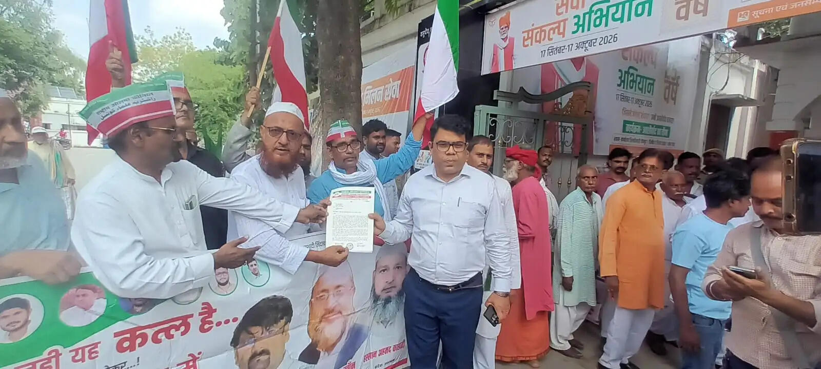 बटला हाउस मुठभेड़ की न्यायिक जांच की मांग को लेकर प्रदर्शन, सिटी मजिस्ट्रेट को सौंपा ज्ञापन