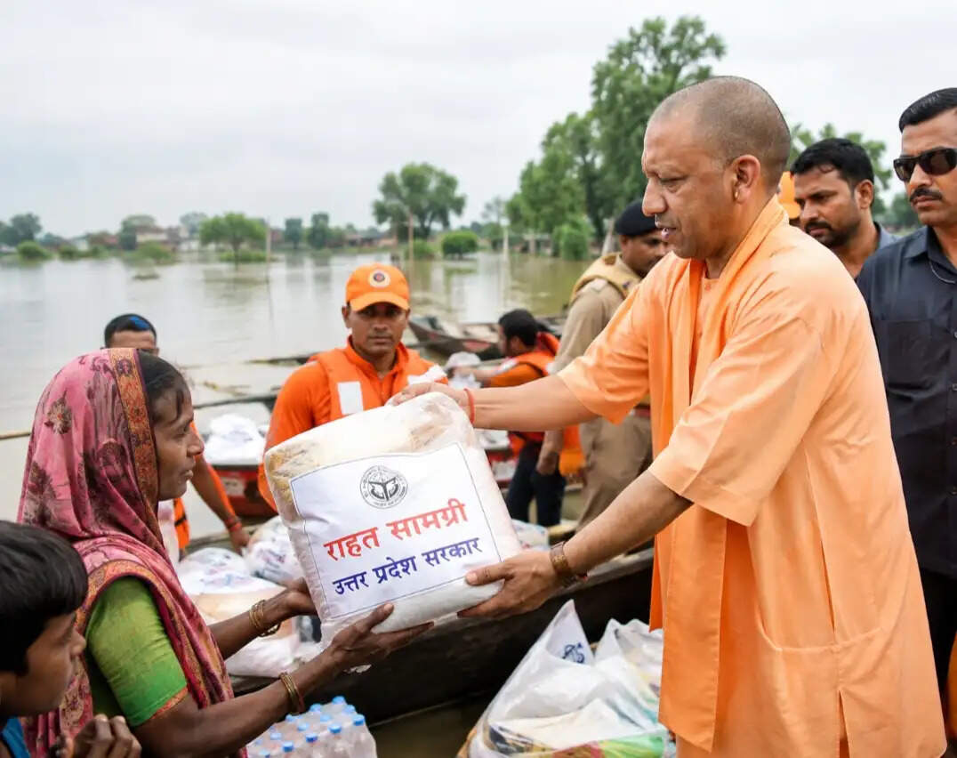बाढ़ प्रभावितों के साथ खड़ी योगी सरकार, राहत अभियानों के तहत 3.36 लाख लंच पैकेट वितरित