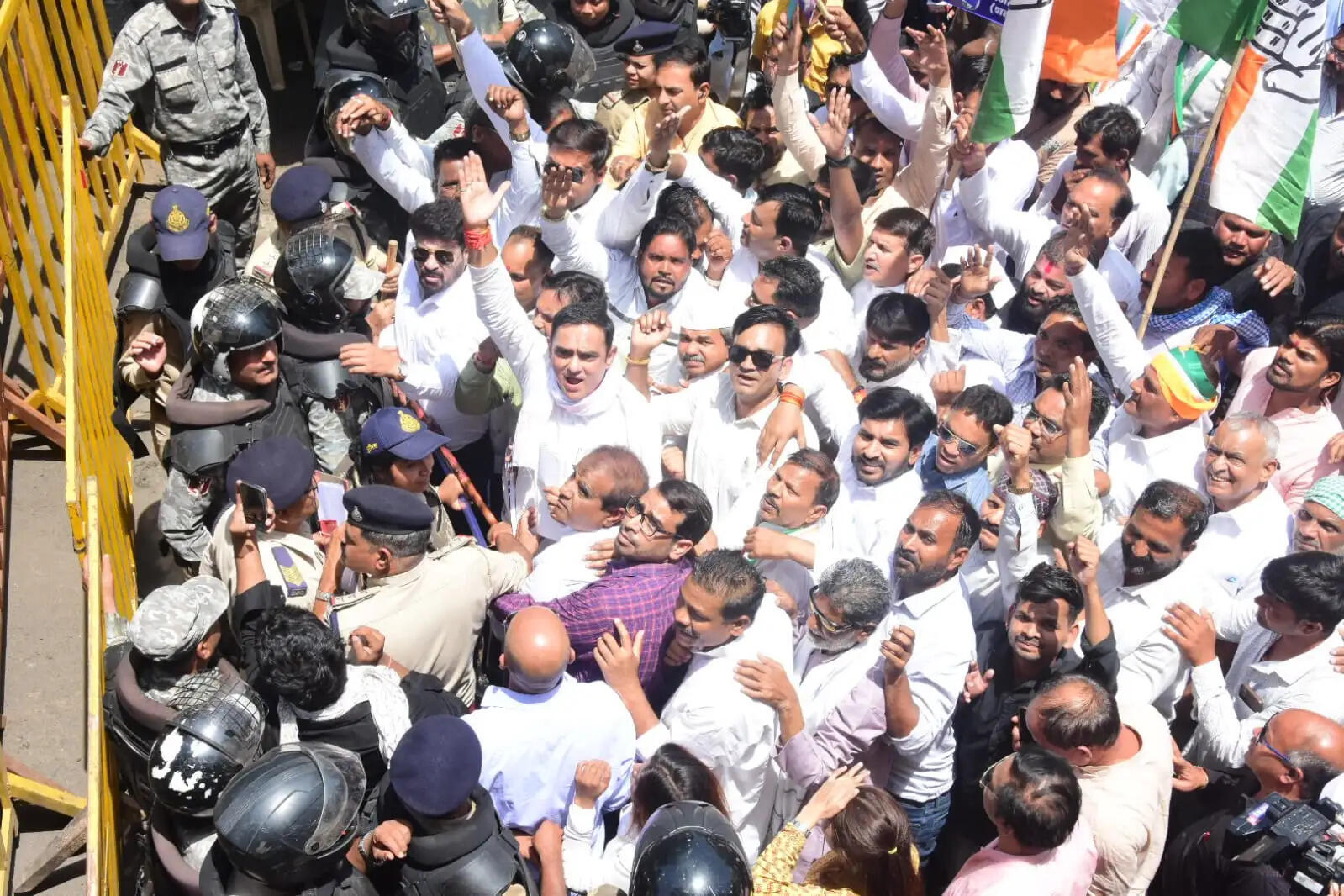 भोपाल में कांग्रेस का कलेक्ट्रेट घेराव, किसानों की समस्याओं को लेकर सरकार के खिलाफ जोरदार प्रदर्शन