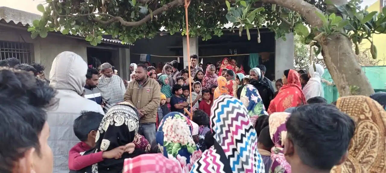 घर के आंगन में पेड़ से लटका मिला युवक का शव