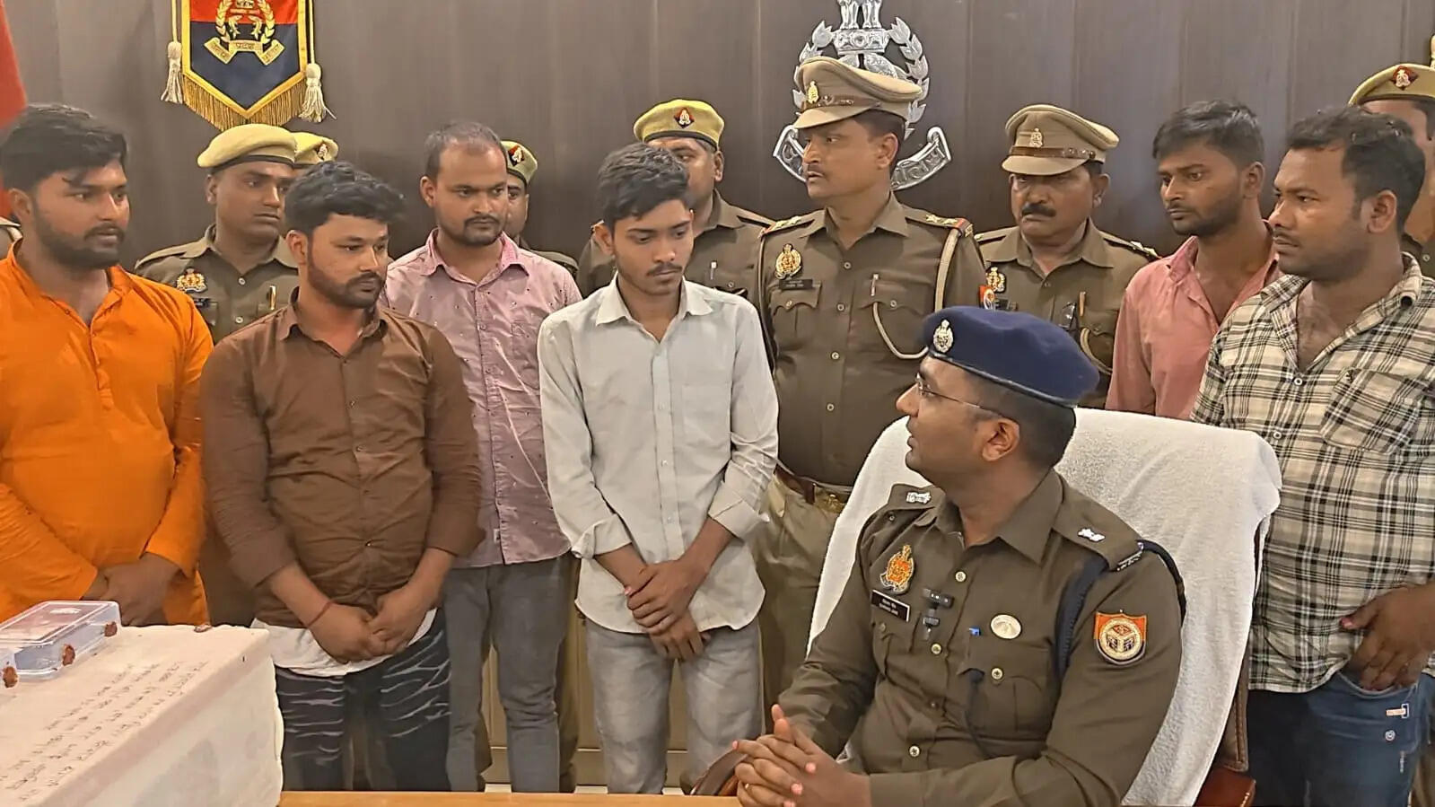 आज़मगढ़ में जाली नोट छापने वाले गिरोह का भंडाफोड़, आठ सदस्य गिरफ्तार