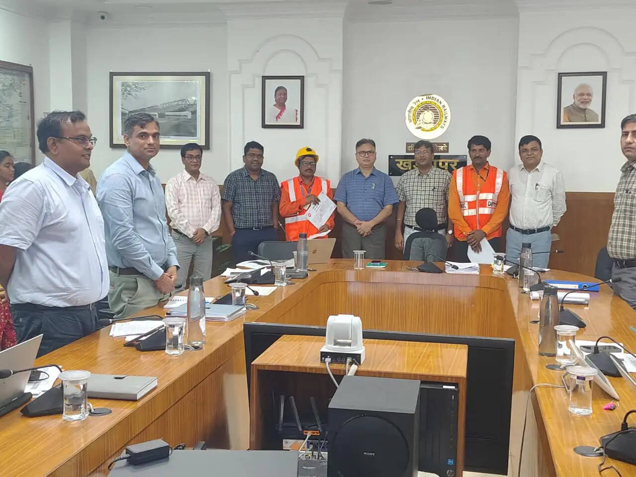 सतर्कता से टला संभावित रेल हादसा, खड़गपुर मंडल ने दो ट्रैक मेंटेनरों को सम्मानित किया