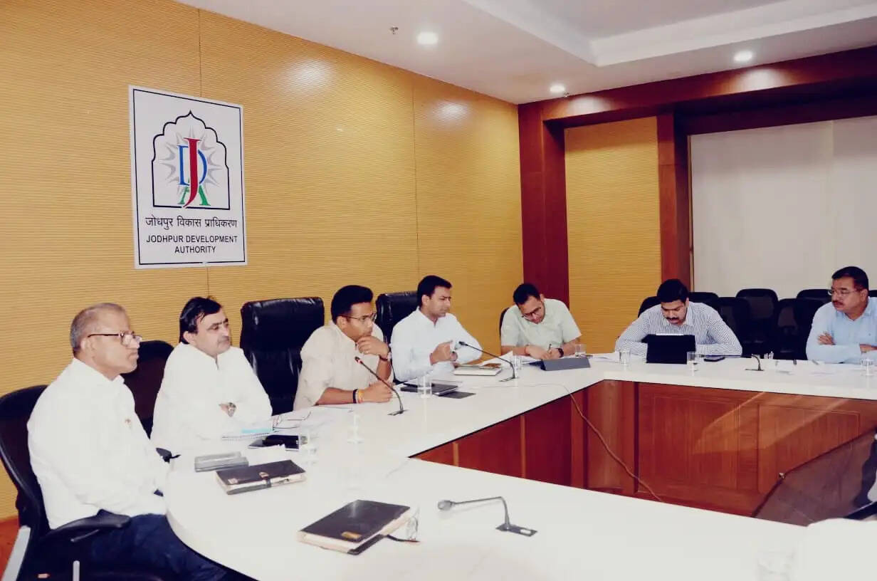 कलेक्टर ने वर्षा ऋतु से पहले जल निकासी कार्य पूरा करने पर दिया जोर