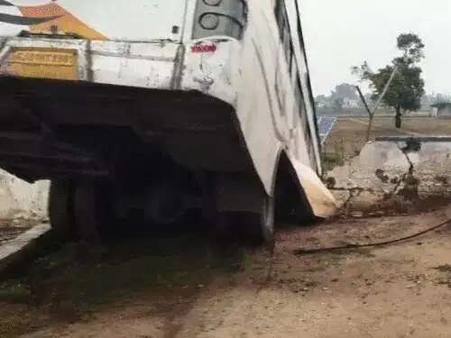 स्टीयरिंग फेल होते ही पेट्रोल पंप में घुसी स्लीपर बस