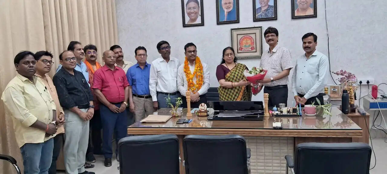 मां विंध्यवासिनी विश्वविद्यालय : सेवा, समर्पण और सौहार्द को मिला सम्मान, विदाई समारोह बना यादगार