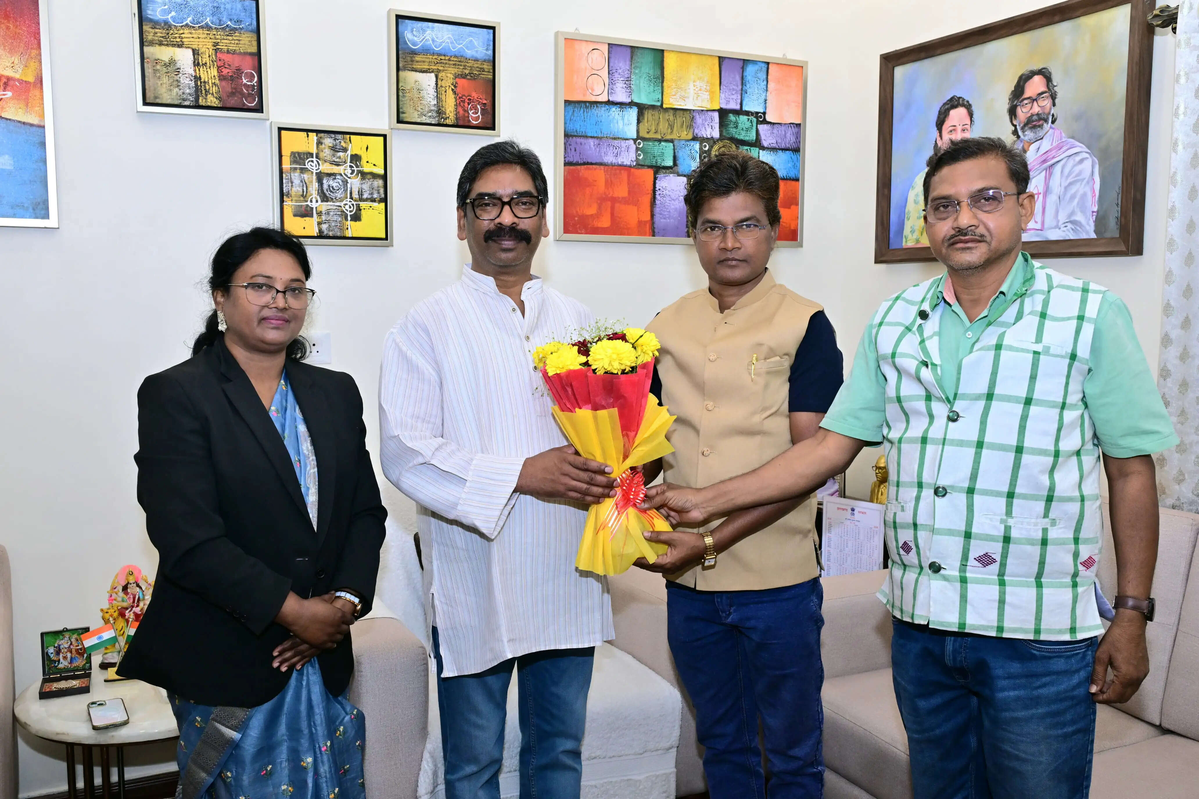 मुख्यमंत्री हेमन्त सोरेन से पंडित रघुनाथ मुर्मु हेरिटेज ट्रस्ट के प्रतिनिधिमंडल ने की मुलाकात