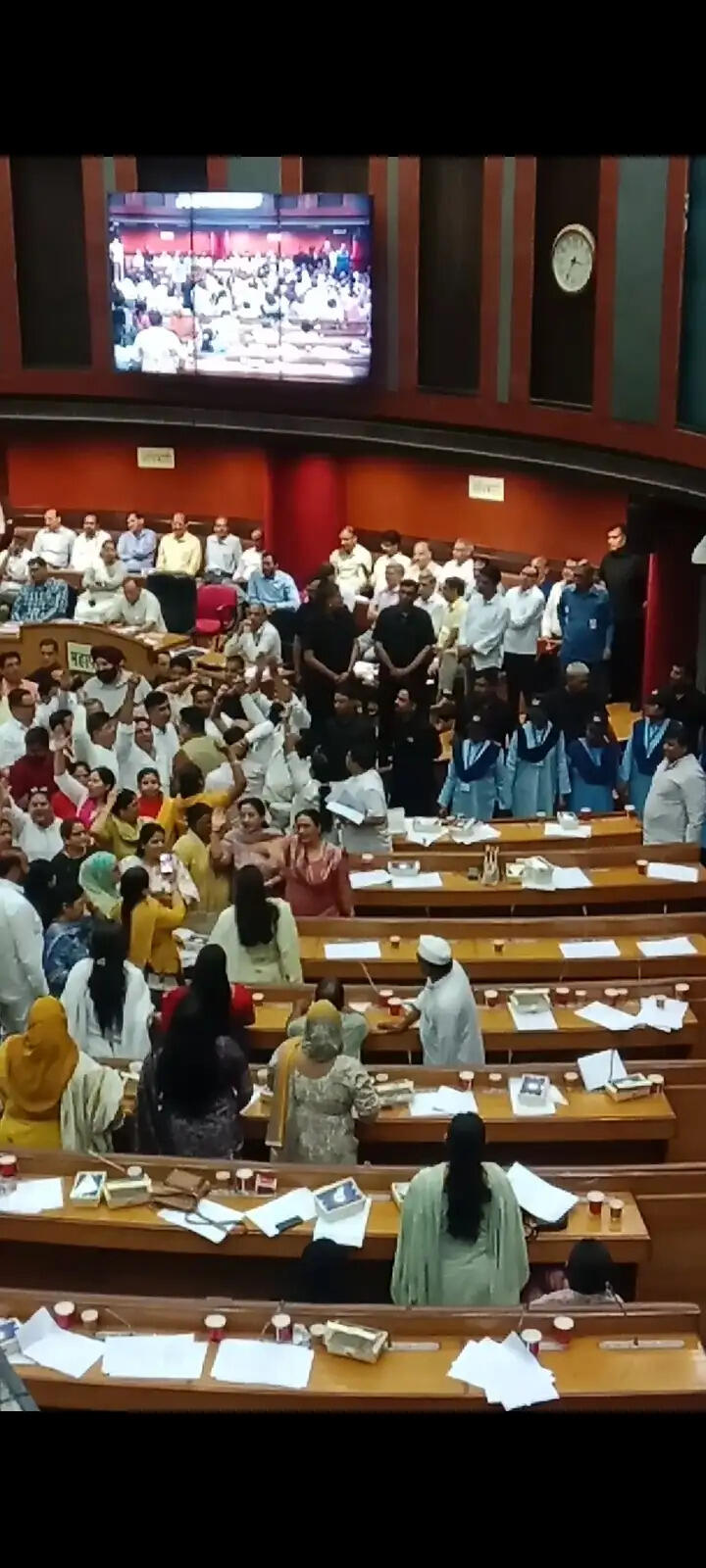 एमसीडी सदन में अग्निकांड की घटनाओं पर हंगामा, विपक्ष ने उठाए सवाल