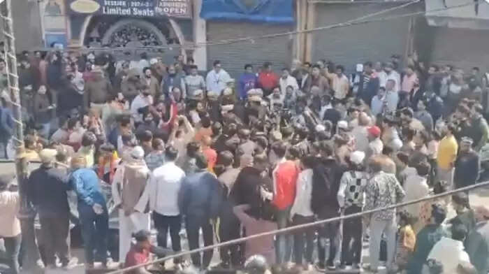 दिल्ली&nbsp;में&nbsp;वोटिंग&nbsp;के&nbsp;दाैरान&nbsp;सीलमपुर&nbsp;और&nbsp;कई&nbsp;अन्य&nbsp;स्थानों&nbsp;पर&nbsp;हंगामा