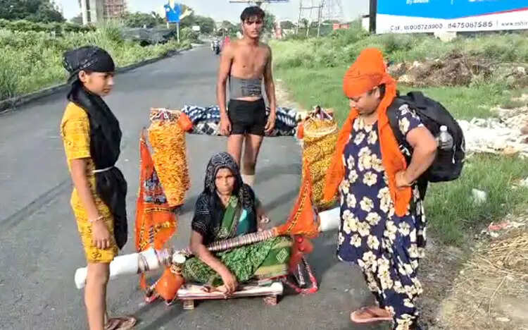 आधुनिक श्रवण कुमार बनी बहू, सास को कांवड़ में बैठाकर हरिद्वार से हापुड़ तक पैदल यात्रा